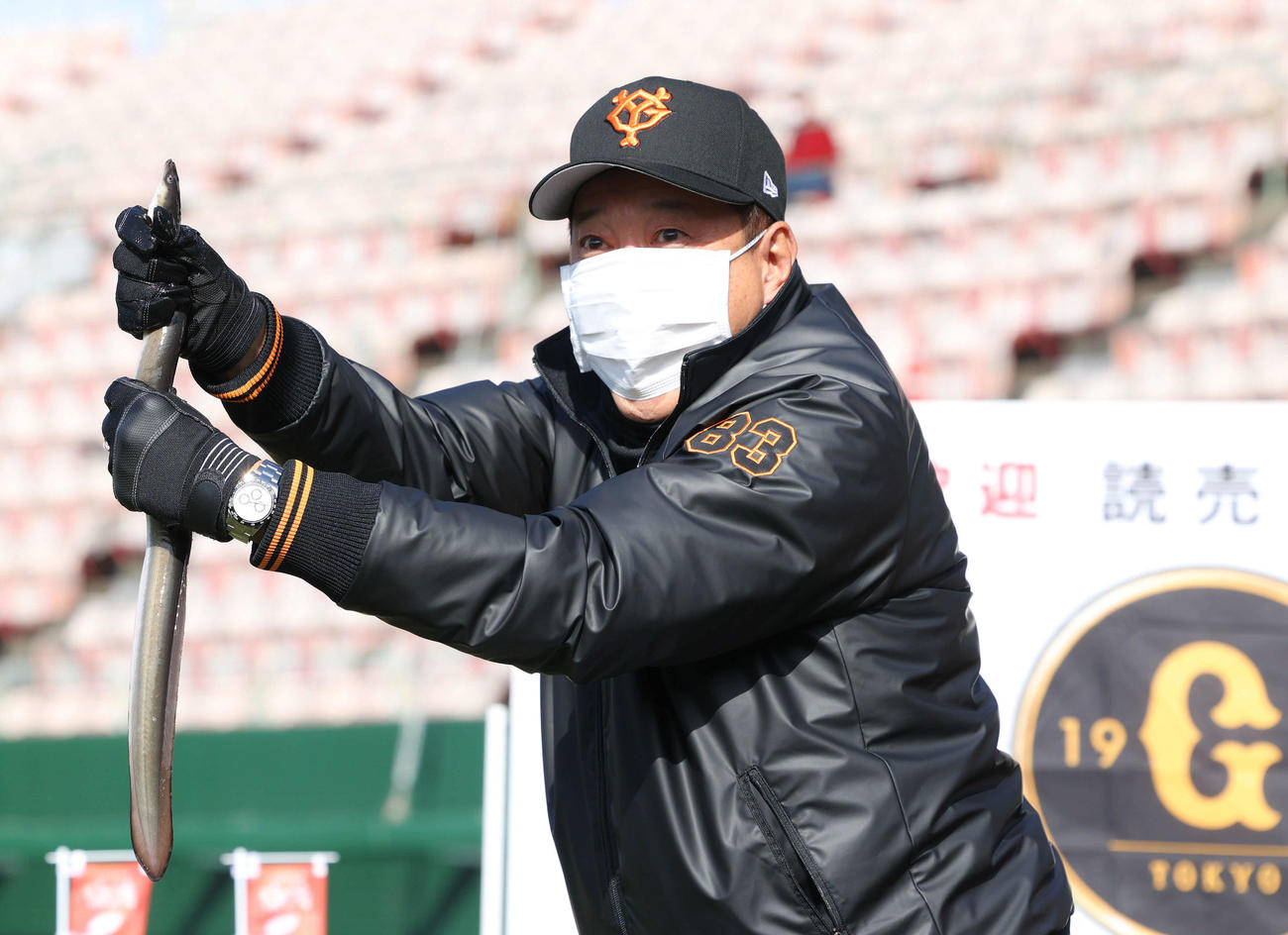 ウナギを必死につかみながらポーズを決める原監督（撮影・河田真司）