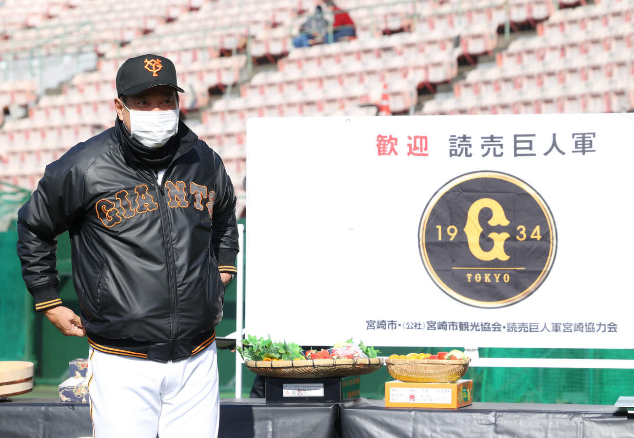 特産品の贈呈式に臨む原監督（撮影・河田真司）