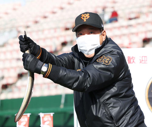 巨人原監督がうなぎとの 激闘 を制し 撮れた がっちりつかみ取りポーズ プロ野球写真ニュース 日刊スポーツ