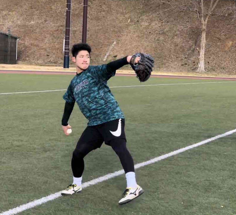 キャッチボールに取り組む専大・菊地吏玖投手（専大提供）