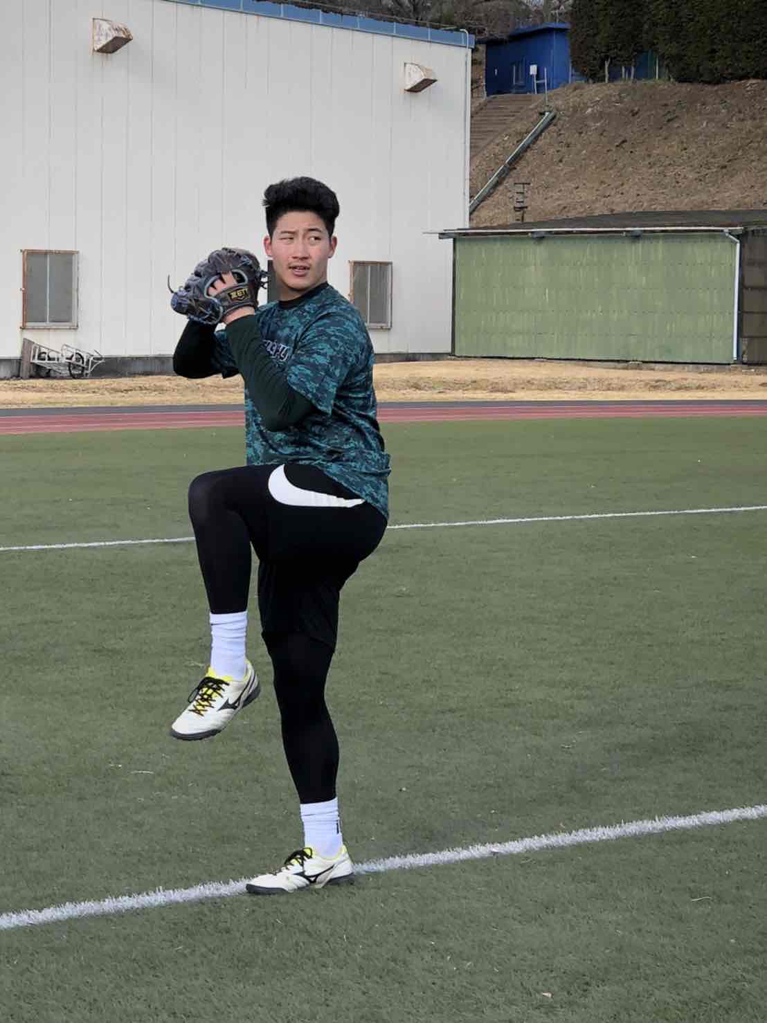 キャッチボールに取り組む専大・菊地吏玖投手（専大提供）