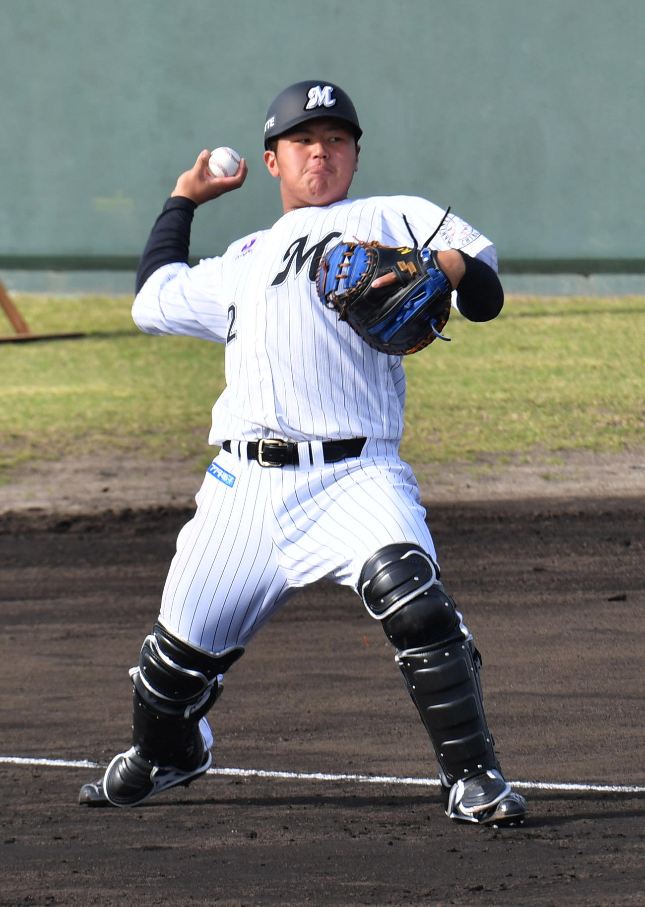 ロッテ石垣島キャンプ初日、キャッチボールするドラフト1位の松川（撮影・柴田隆二）