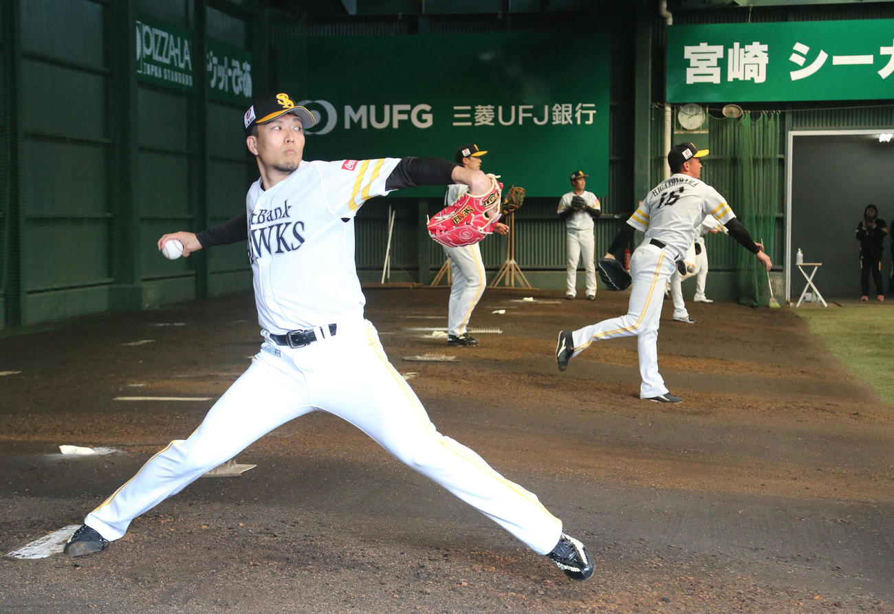ブルペンに入った千賀滉大（撮影・梅根麻紀）