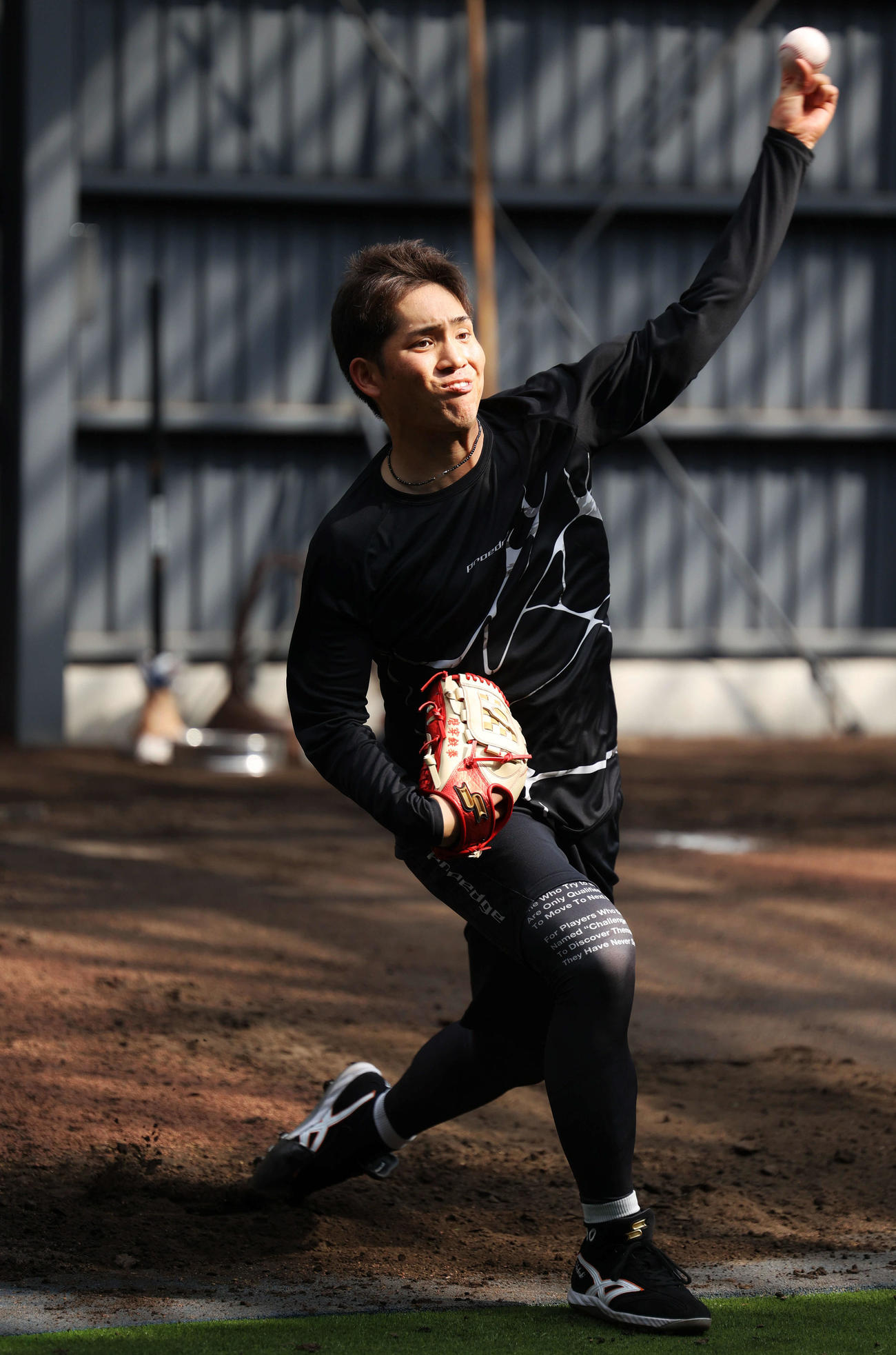 個別メニューでブルペン投球する巨人高橋（撮影・河田真司）