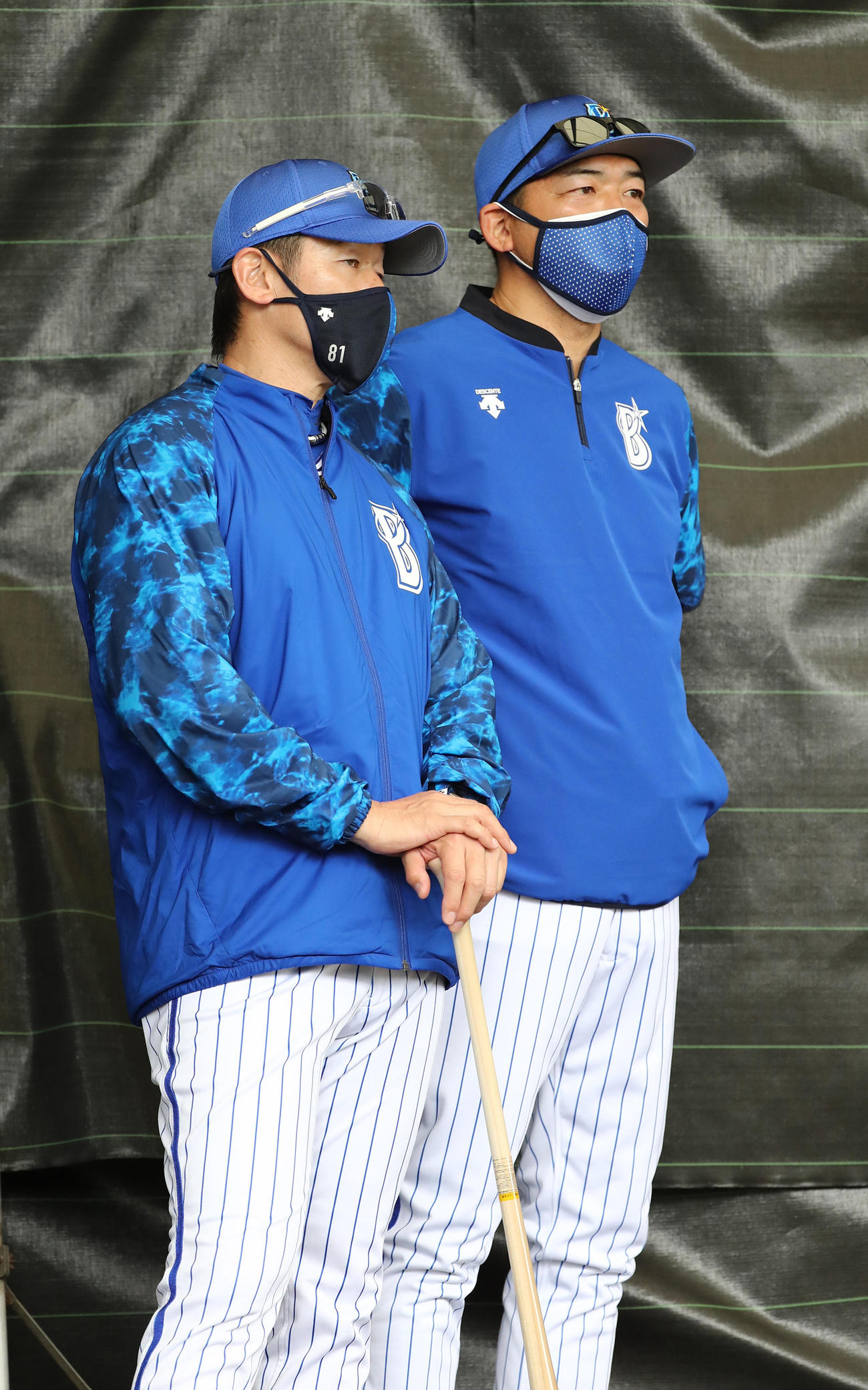 ブルペンで投手陣を見守るDeNA三浦監督（左）と斎藤1軍チーフ投手コーチ（代表撮影）