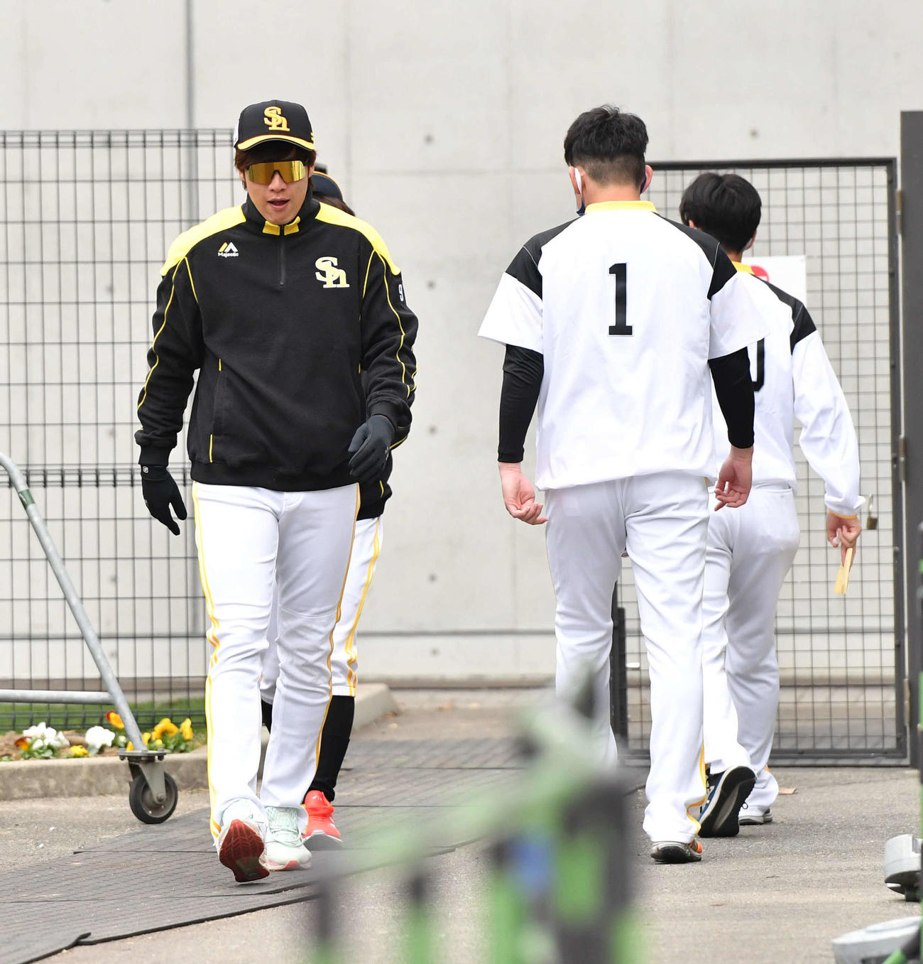 練習開始前、風間（背番号1）にあいさつされる柳田（撮影・岩下翔太）