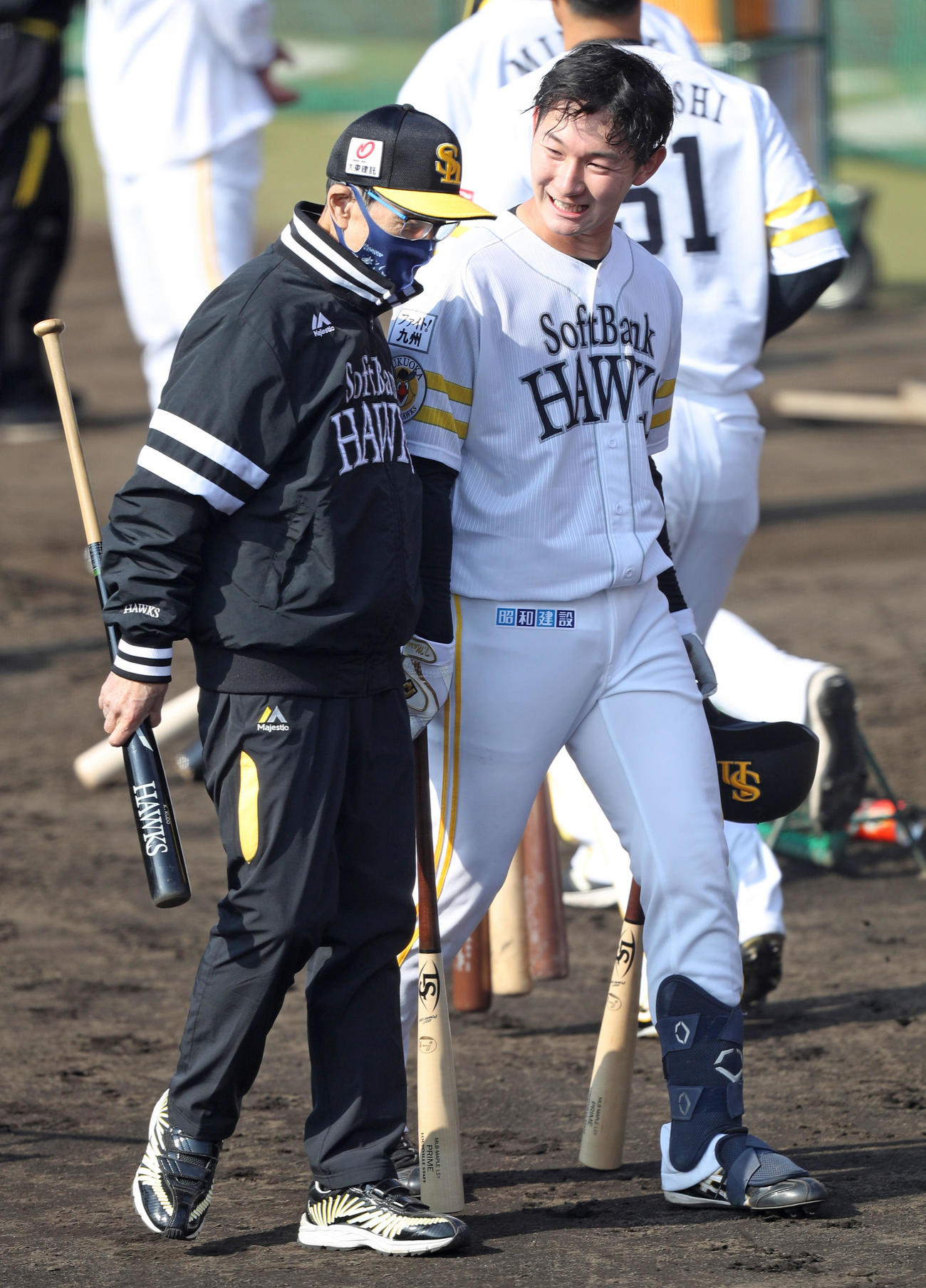 正木（右）と話をする王球団会長（撮影・屋方直哉）