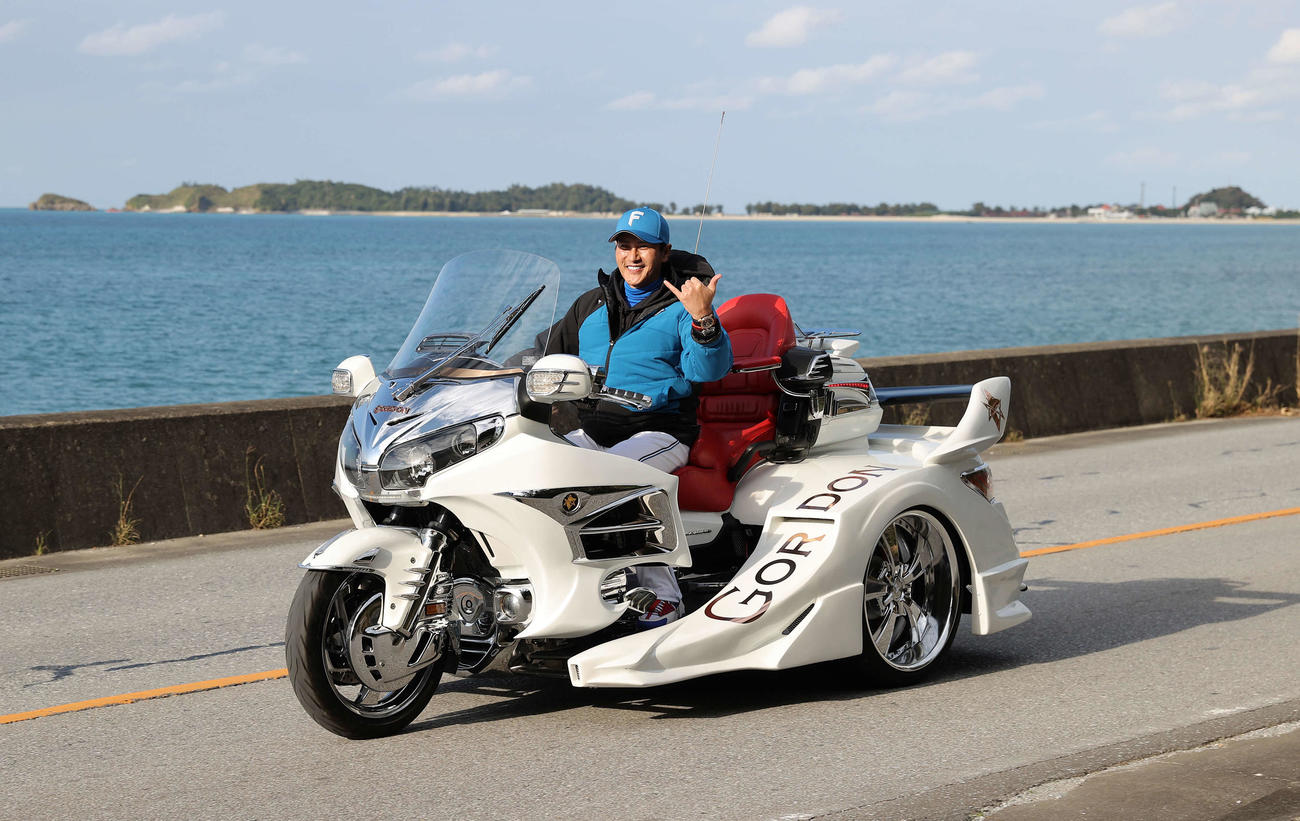 国頭での2軍キャンプを終え、三輪バイクで海沿いを走って名護に向かう日本ハム新庄監督（撮影・河野匠）
