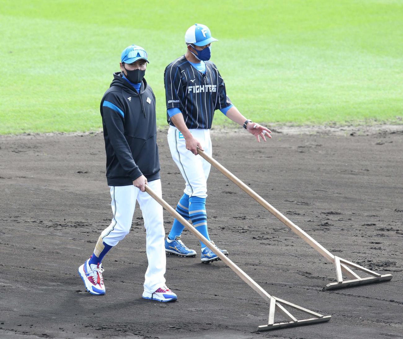 グラウンドを整備する日本ハム新庄監督（撮影・黒川智章）