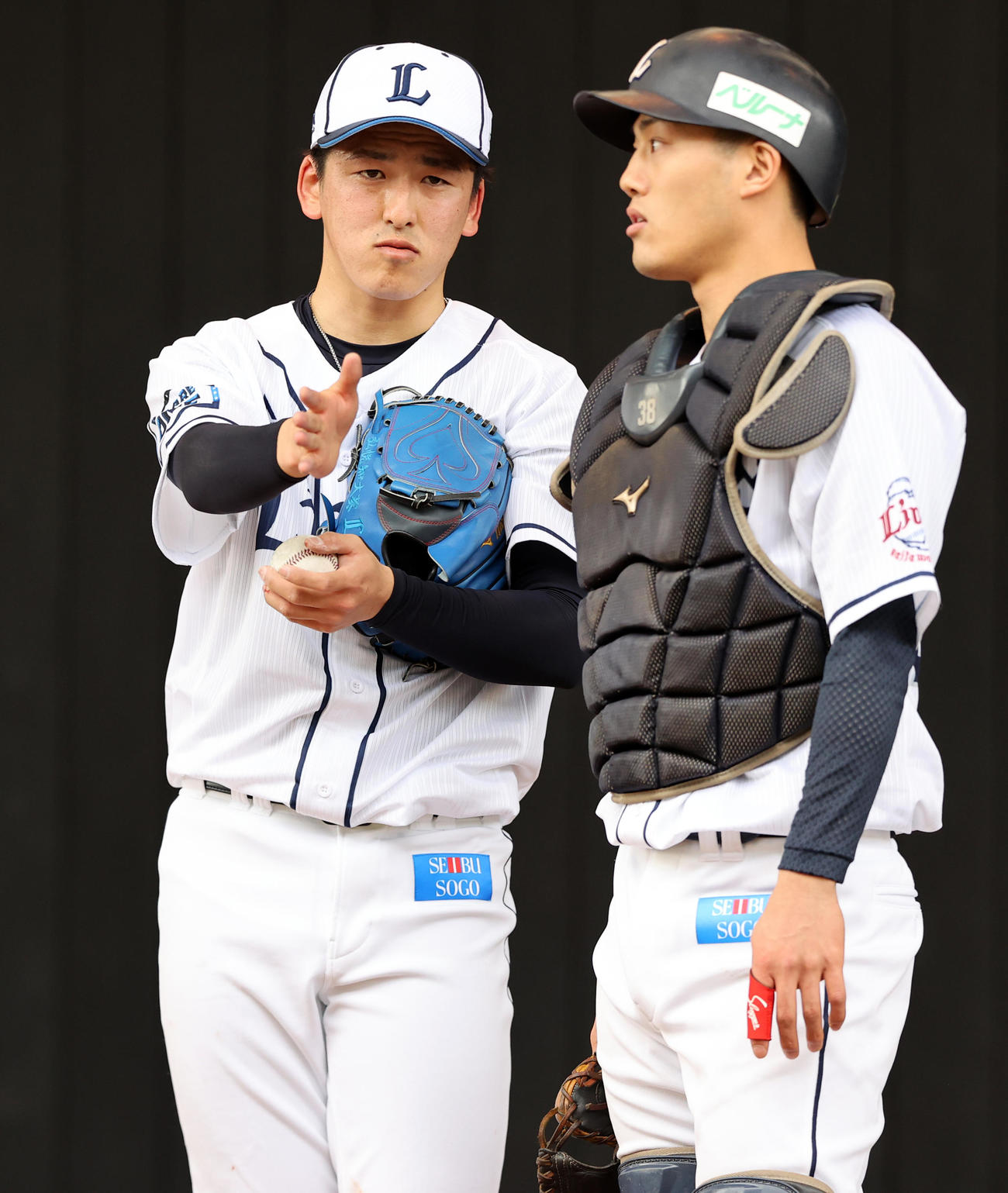 西武春季キャンプ初日、ブルペン投球を終え、受けた捕手の牧野（右）と話す隅田（撮影・浅見桂子）