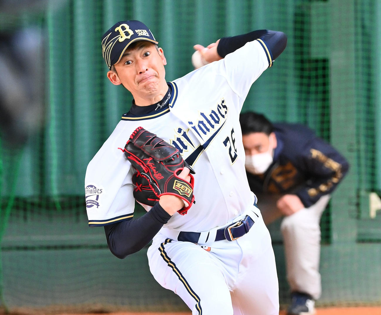 キャンプ初日からブルペンに入る能見（撮影・和賀正仁）