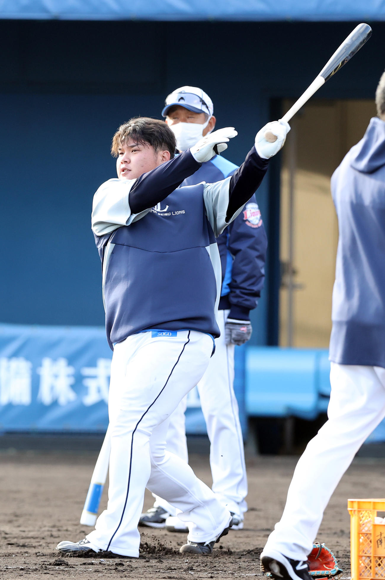 西武春季キャンプ初日、辻監督（奥）が見つめる中、ロングティーをする渡部（撮影・浅見桂子）