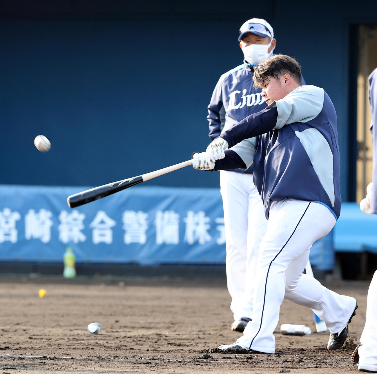 西武春季キャンプ初日、辻監督（奥）が見つめる中、ロングティーをする渡部（撮影・浅見桂子）