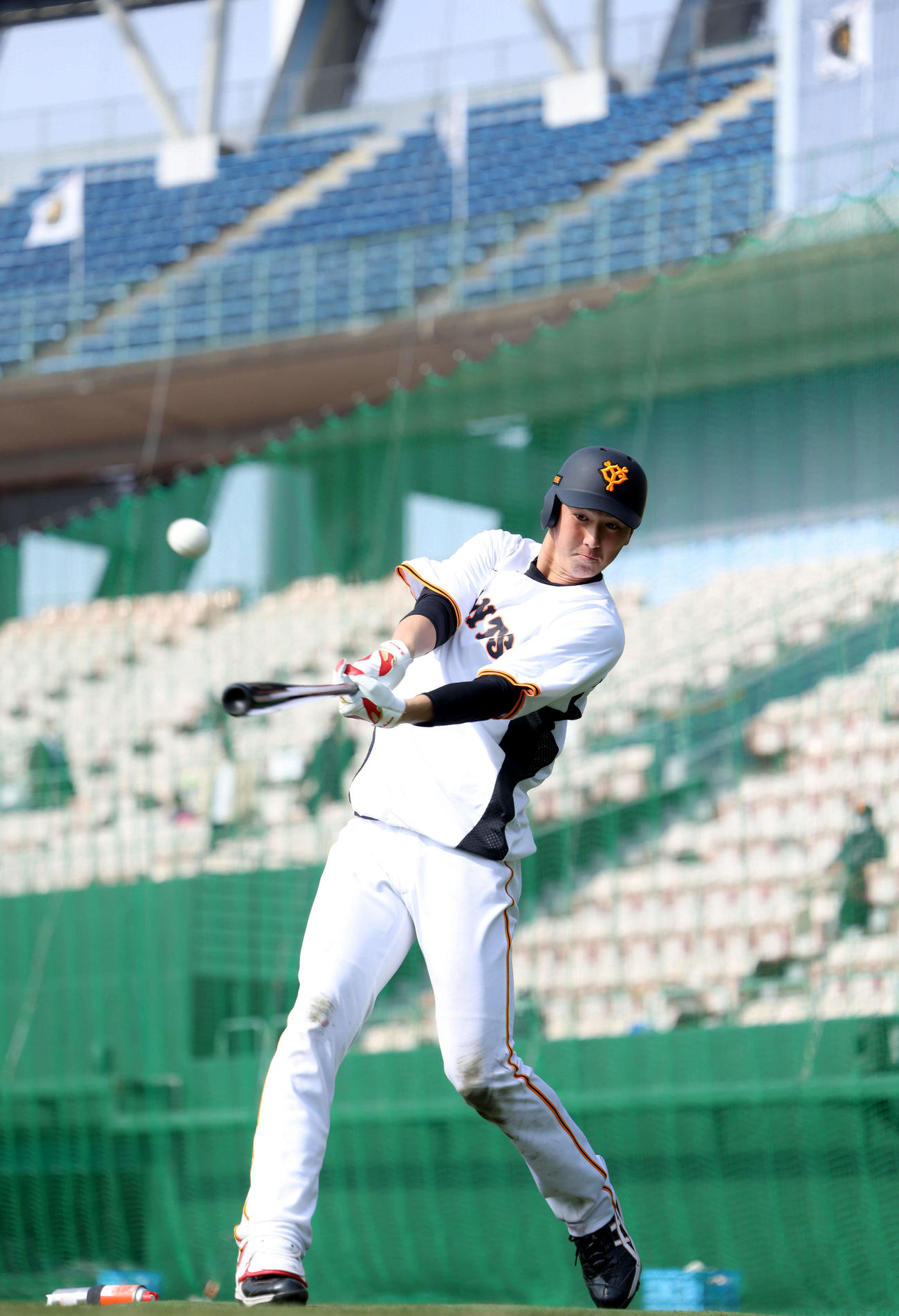 特打する巨人秋広（撮影・河田真司）