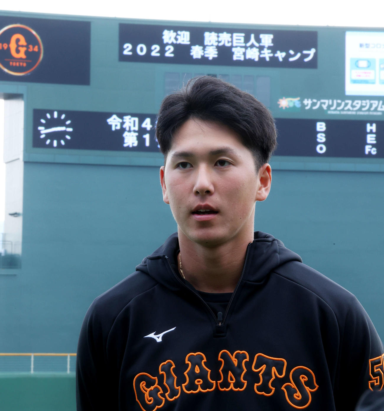 記者の質問に答える巨人秋広（撮影・河田真司）