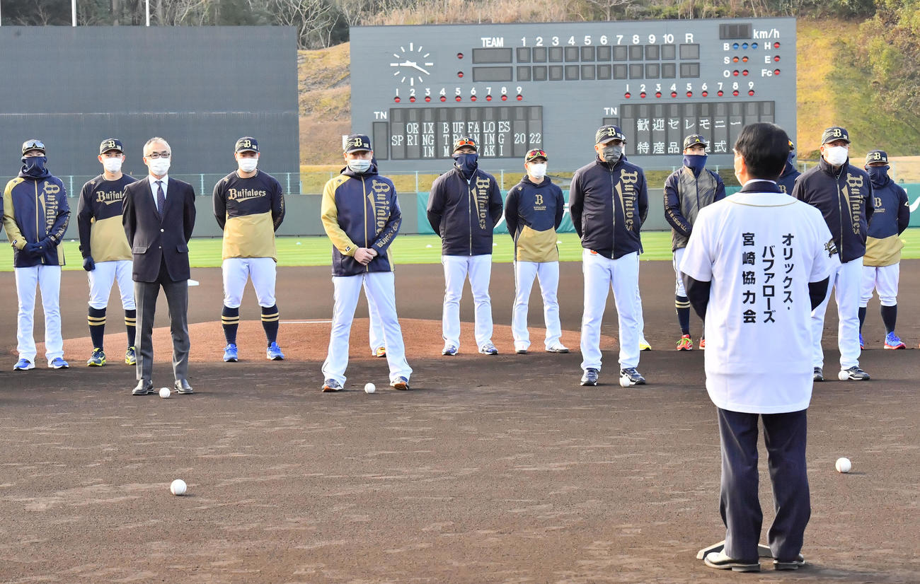 練習前、歓迎セレモニーが行われた、中央はオリックス中嶋監督（撮影・和賀正仁）