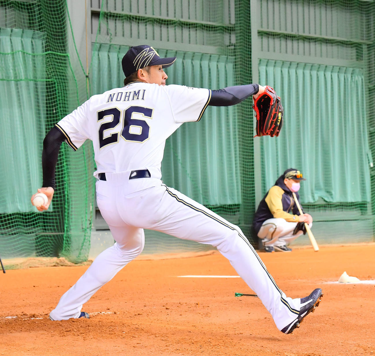 キャンプ初日からブルペンに入る能見（撮影・和賀正仁）