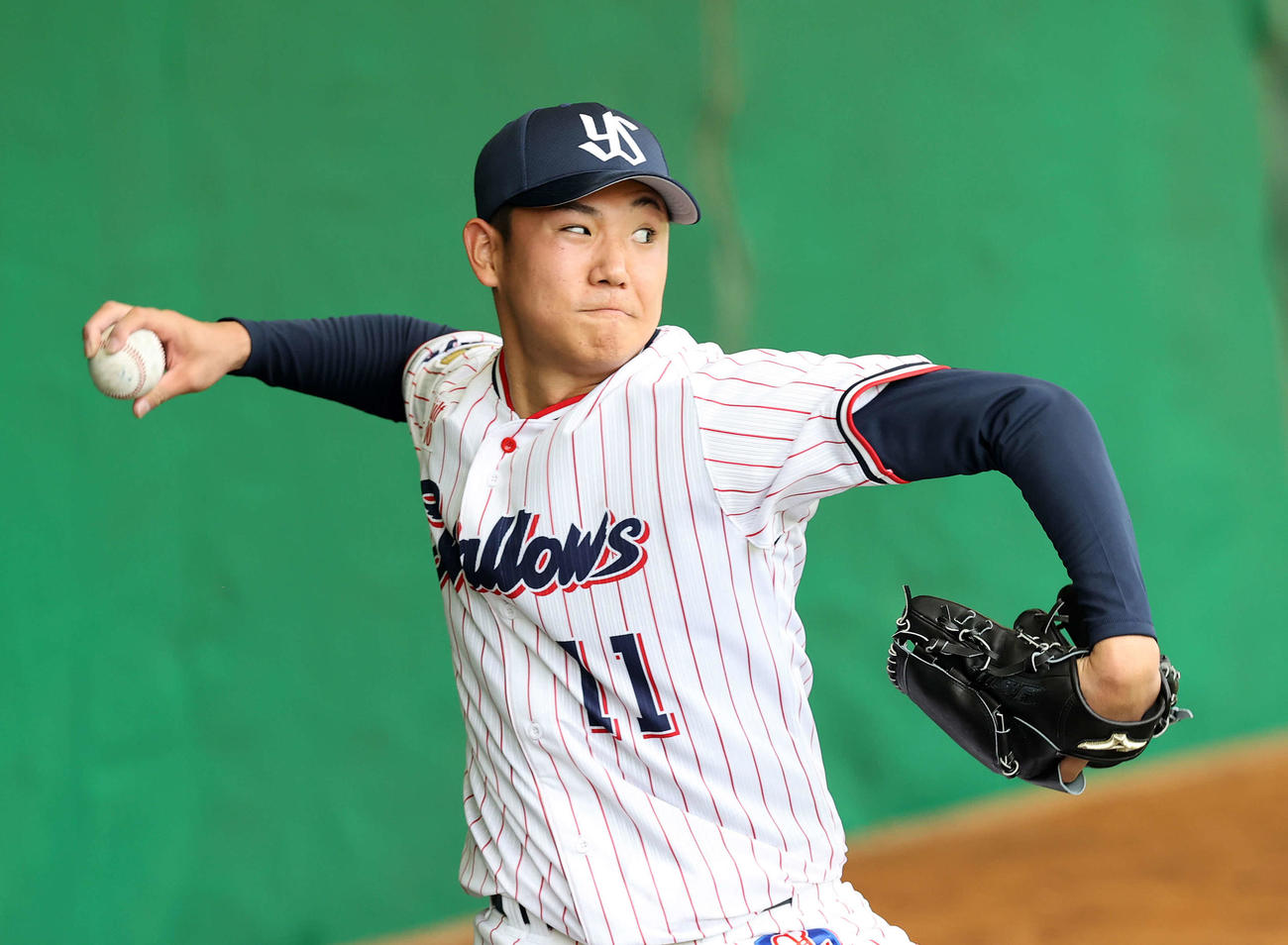 ブルペンで投球練習する奥川（撮影・鈴木正人）