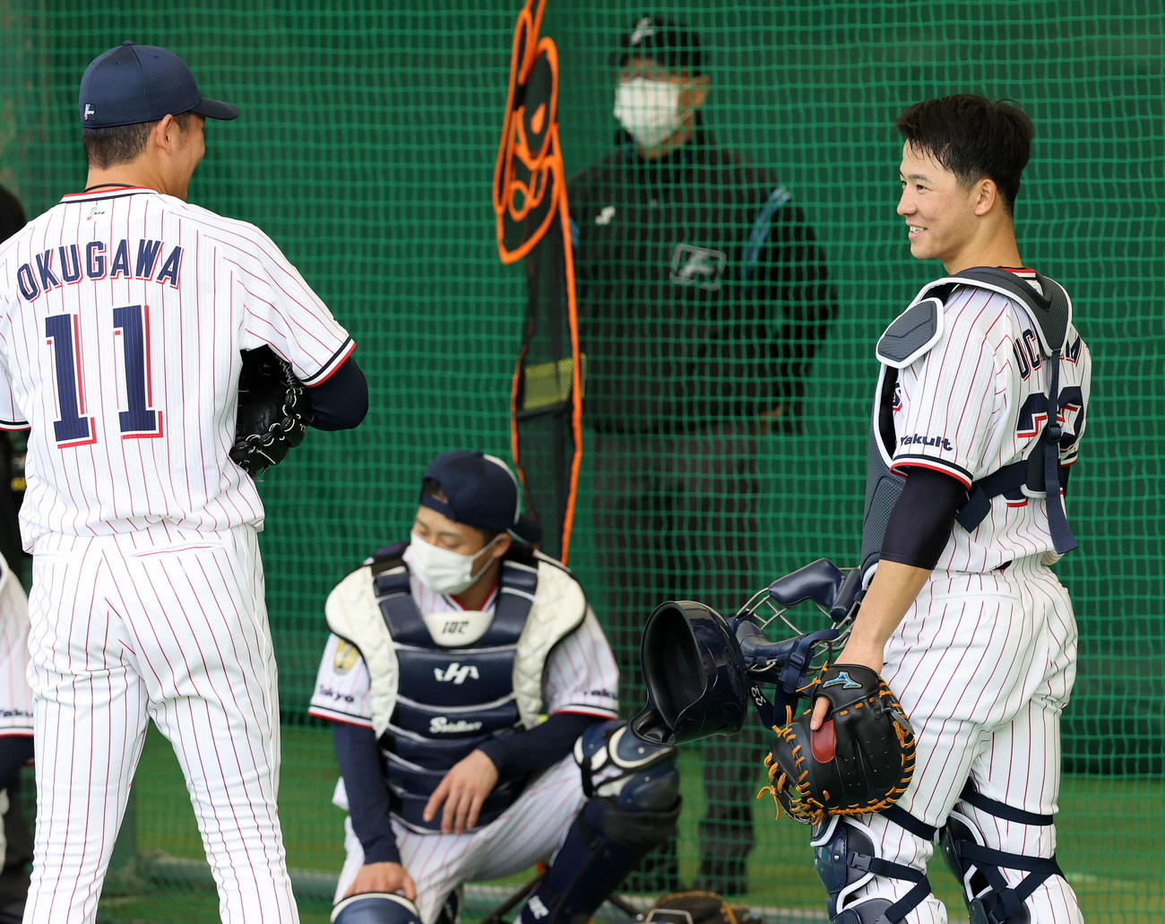 投球練習後、奥川（左）と笑顔で話す内山（右）（撮影・鈴木正人）