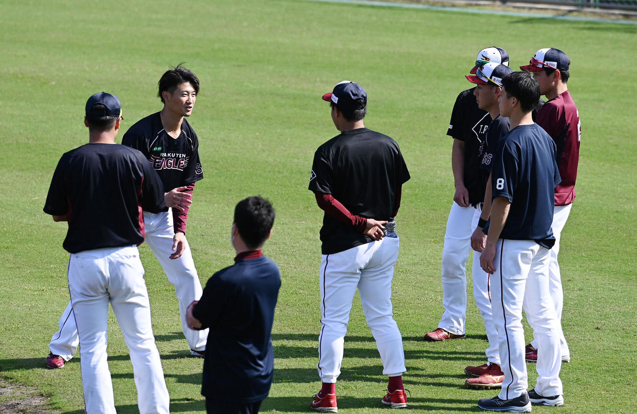 若手に走塁の指導をする楽天西川（左から2人目）（撮影・滝沢徹郎）
