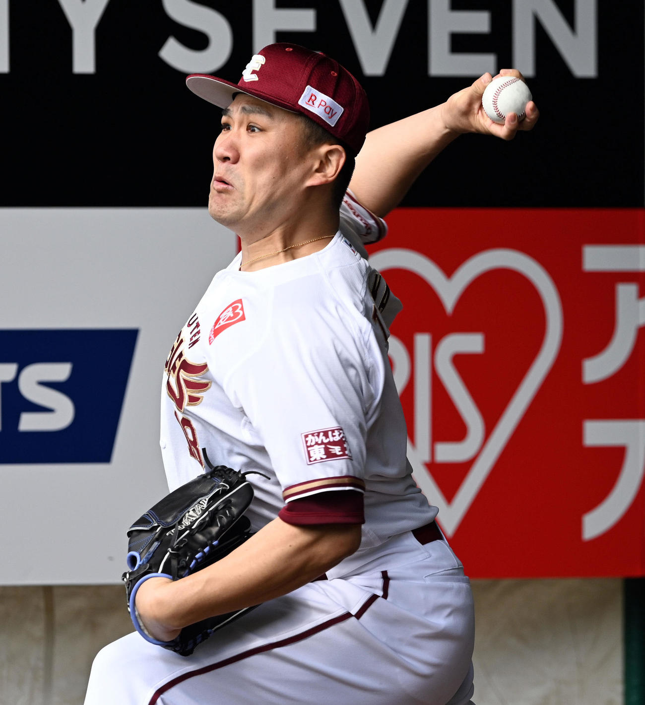ブルペン投球する田中将（撮影・滝沢徹郎）