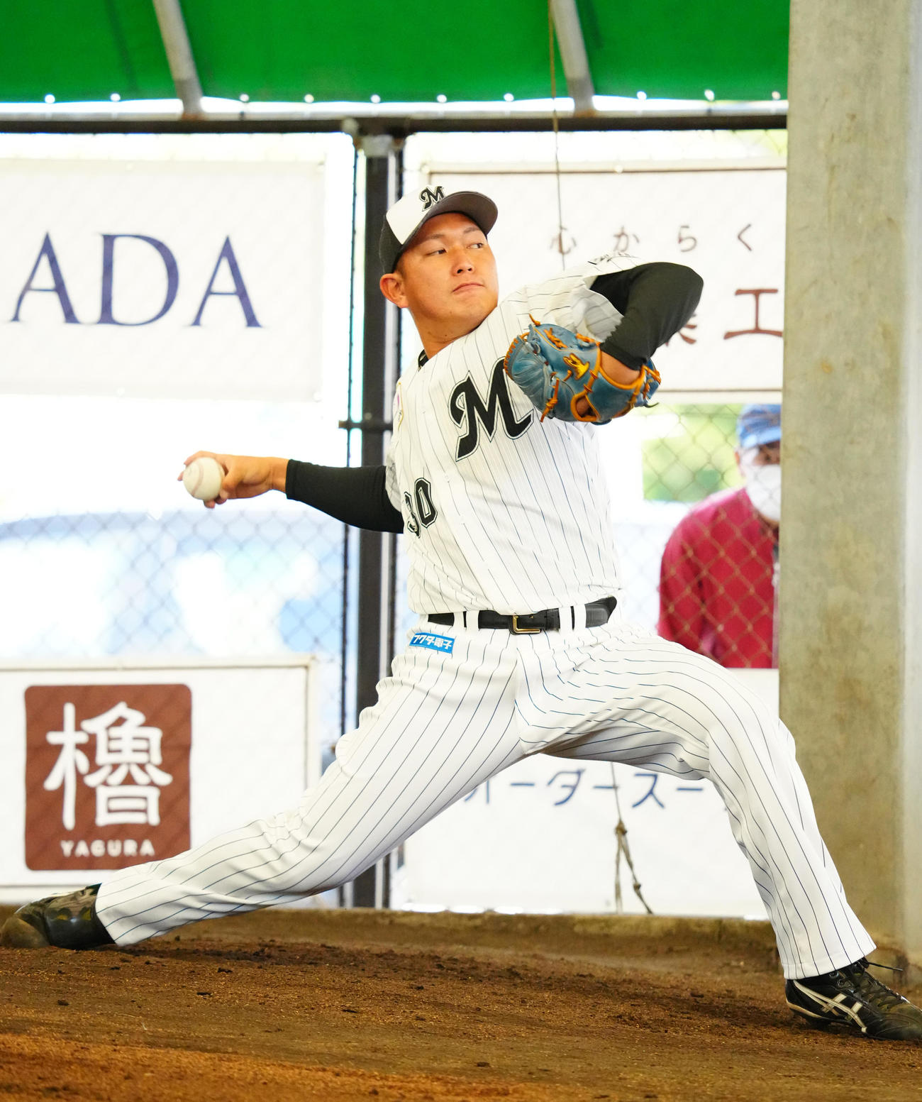 ロッテ石垣島キャンプ初日、ブルペンで投球練習するドラフト3位の広畑