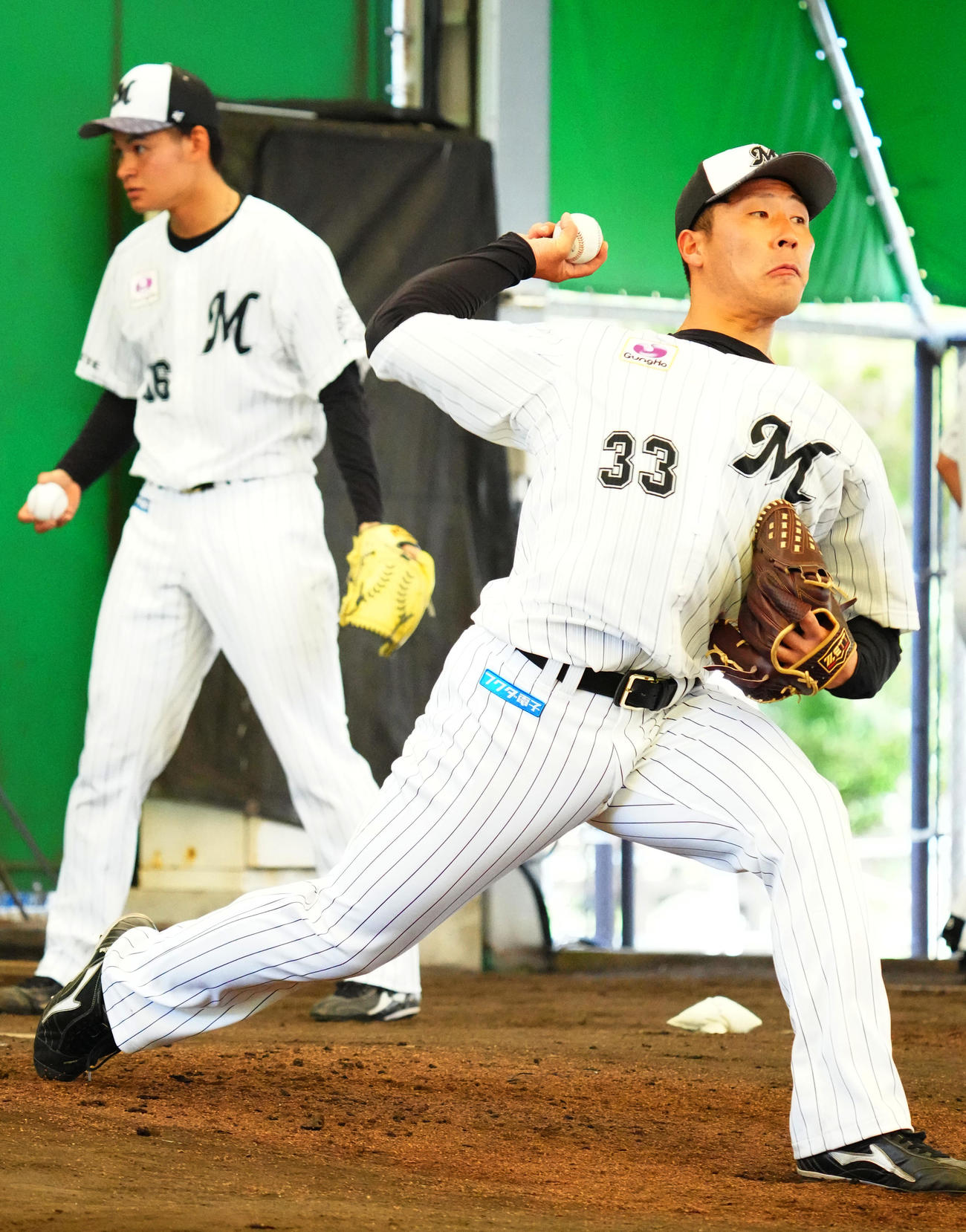 ロッテ石垣島キャンプ初日、ブルペンで投球練習するドラフト5位の八木