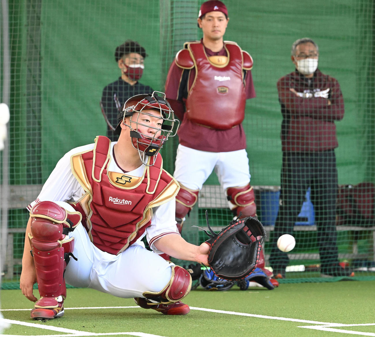ブルペンでボールを受ける安田（撮影・滝沢徹郎）