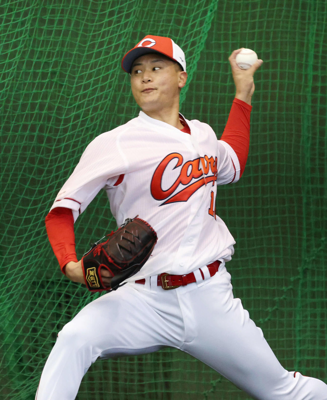 キャンプ初日、ブルペン入りし、投球する広島ドラフト2位の森（撮影・加藤孝規）