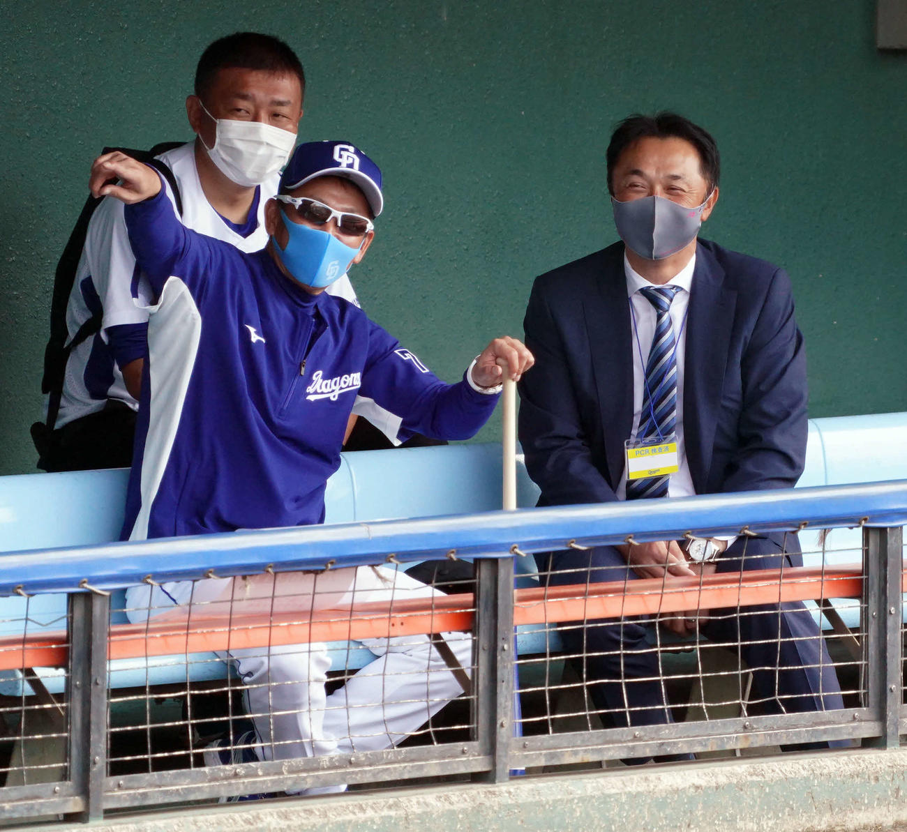 立浪監督（左）と話す宮本慎也氏（撮影・森本幸一）