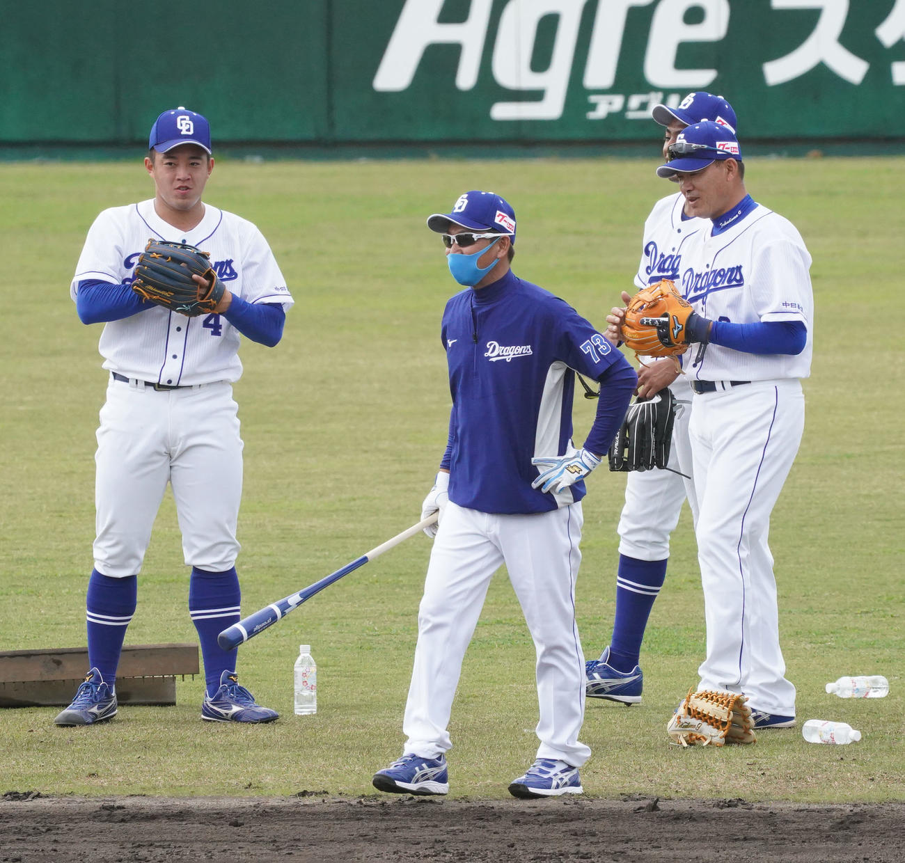 ノックバットを手に鵜飼（左）福留（右）らに言葉をかける立浪監督（中央）（撮影・森本幸一）