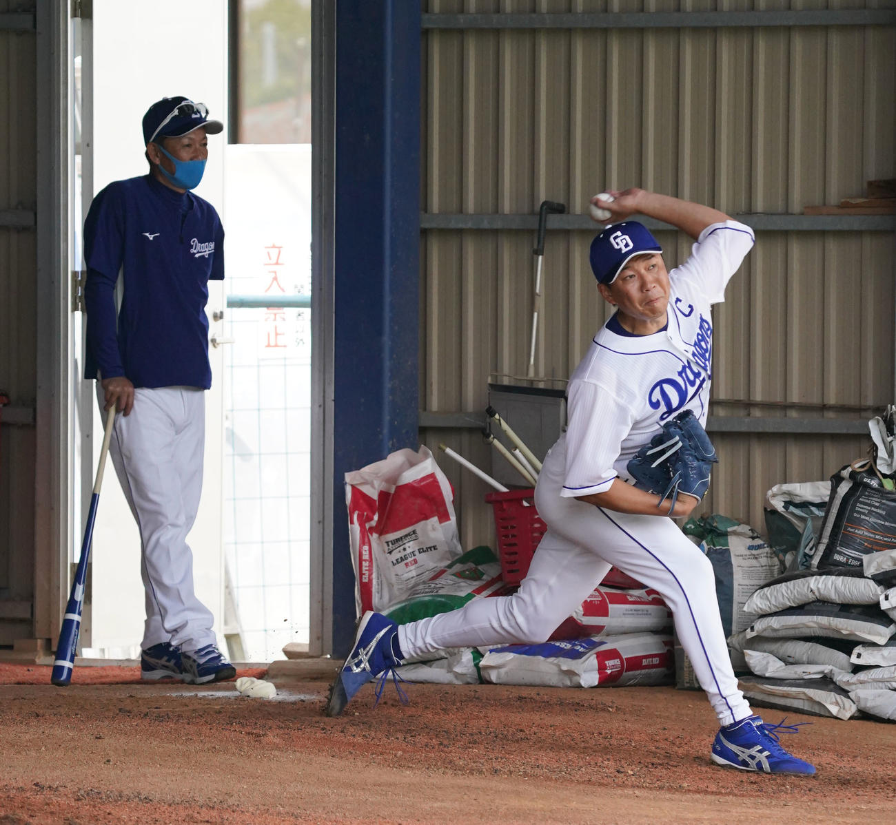 立浪監督（左）が見つめる前で投球練習をする大野雄（撮影・森本幸一）