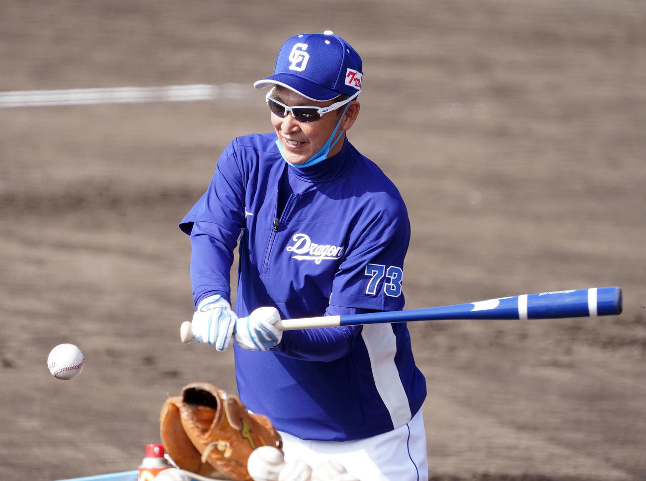 ノックをする立浪監督（撮影・森本幸一）