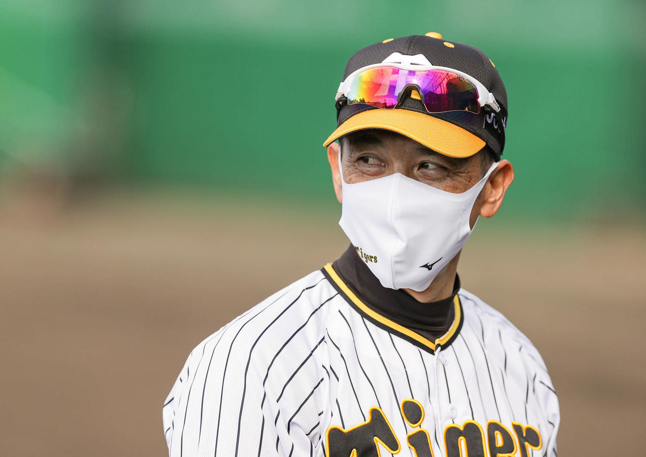 練習が始まり笑顔を見せる矢野監督（撮影・前田充）