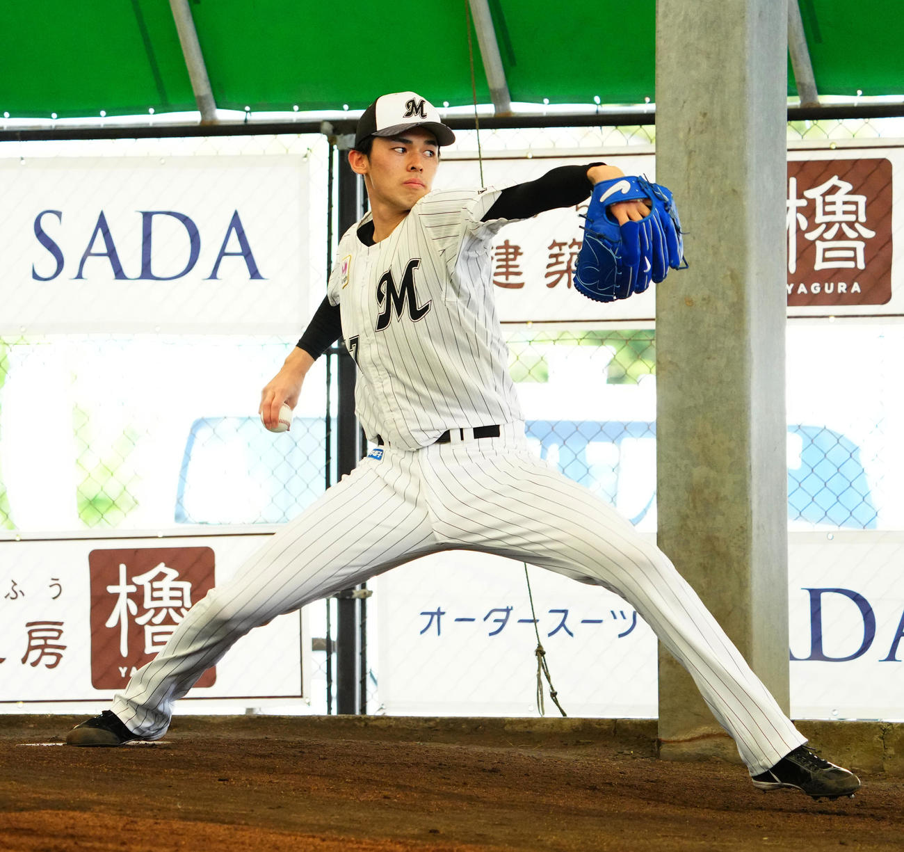 キャンプ初日、ブルペン入りした佐々木朗は捕手を座らして投球する（撮影・柴田隆二）