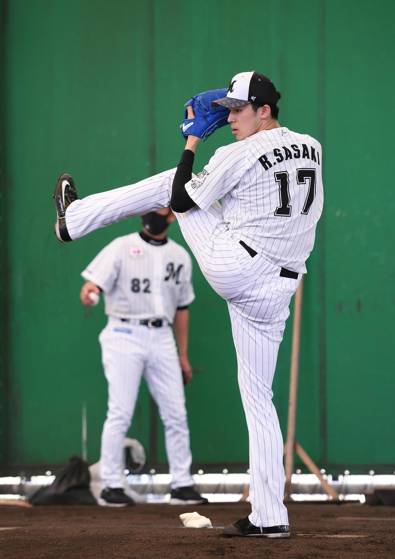 ロッテ石垣島キャンプ初日、ブルペン入りした佐々木朗は捕手を座らして投球する