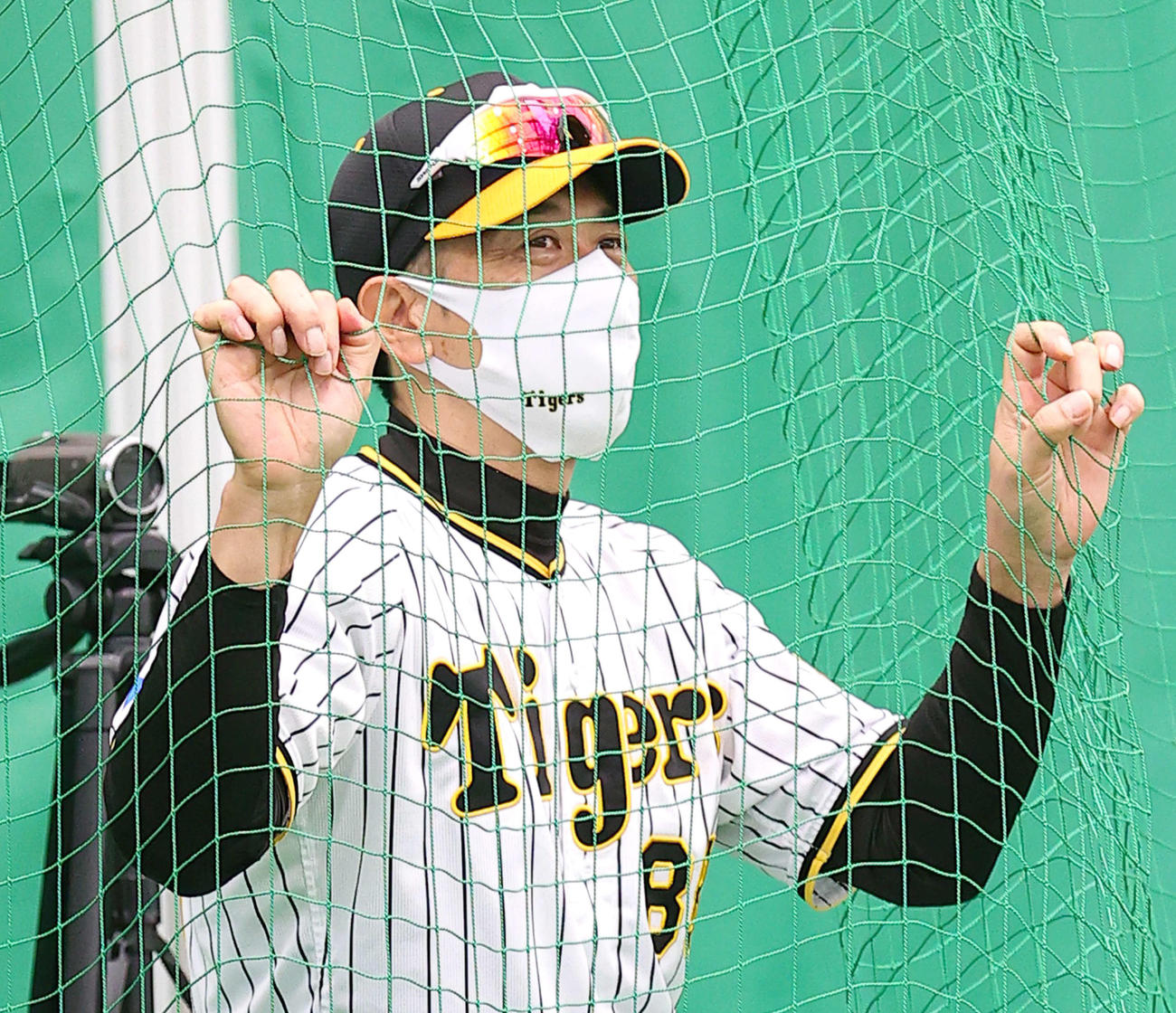 ブルペンで投手陣を見る矢野監督（撮影・上山淳一）