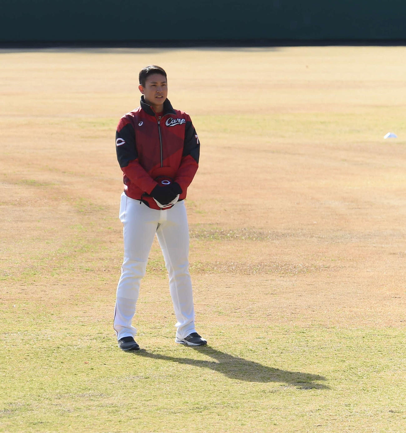 キャンプ初日の練習開始前ミーティングであいさつする広島堂林翔太内野手（30）