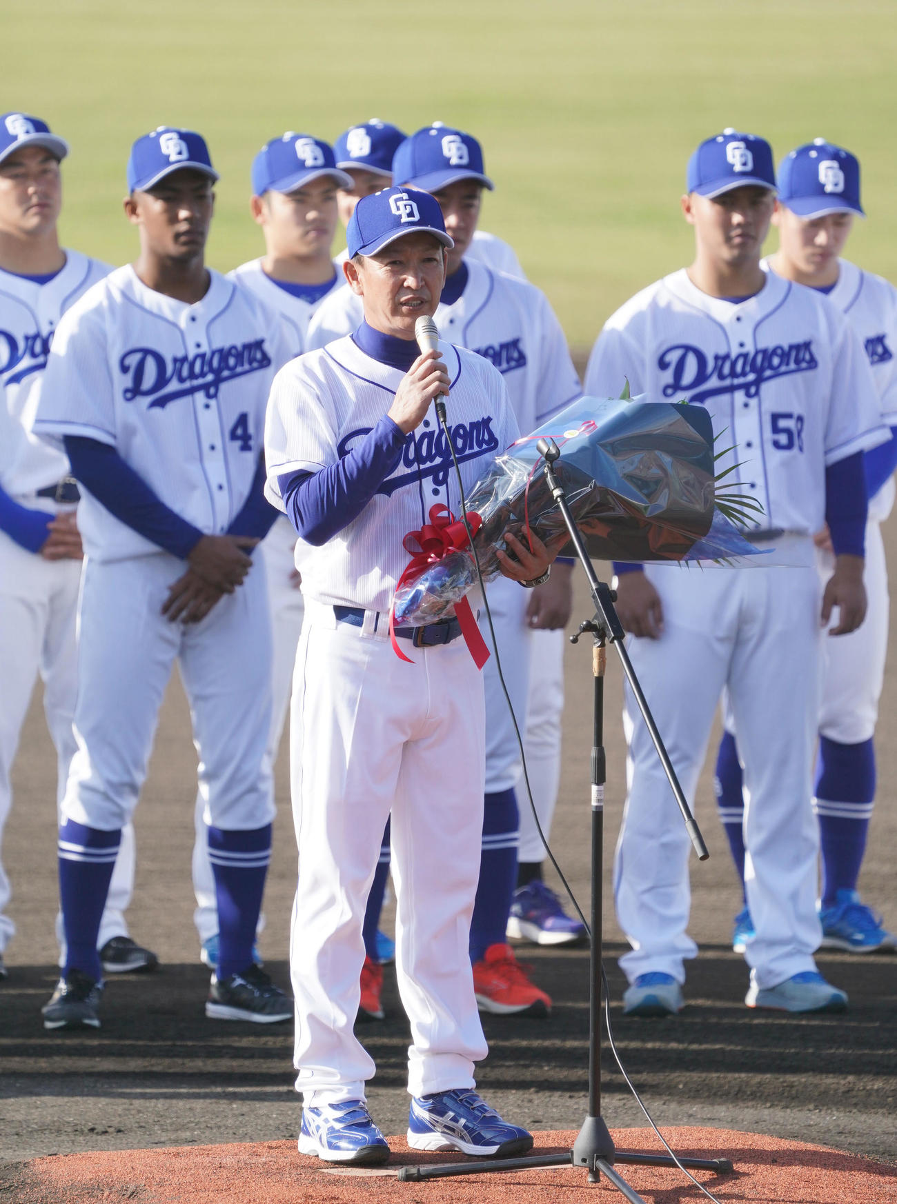 セレモニーであいさつする立浪監督（撮影・森本幸一）