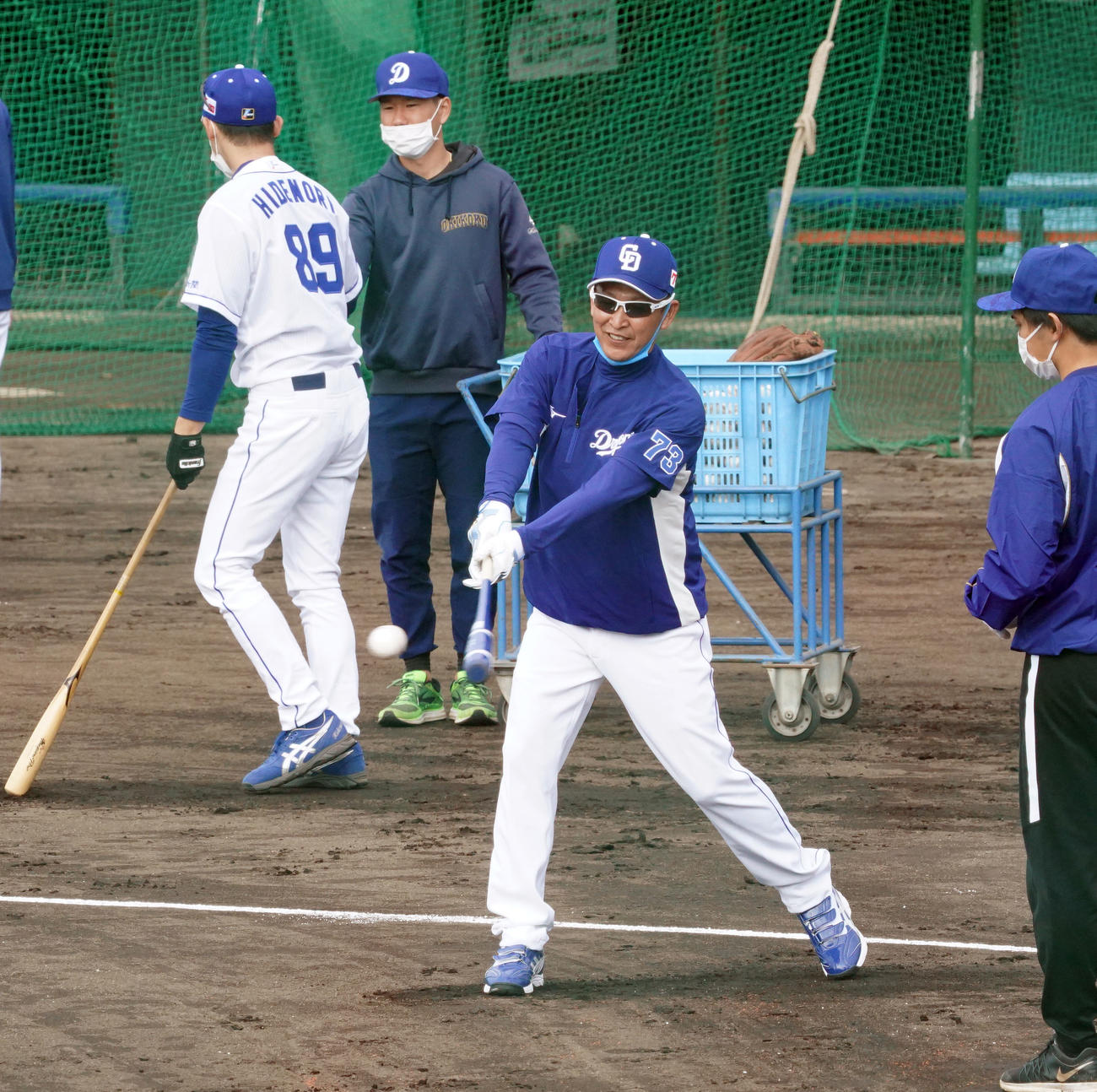 ノックをする立浪監督（撮影・森本幸一）