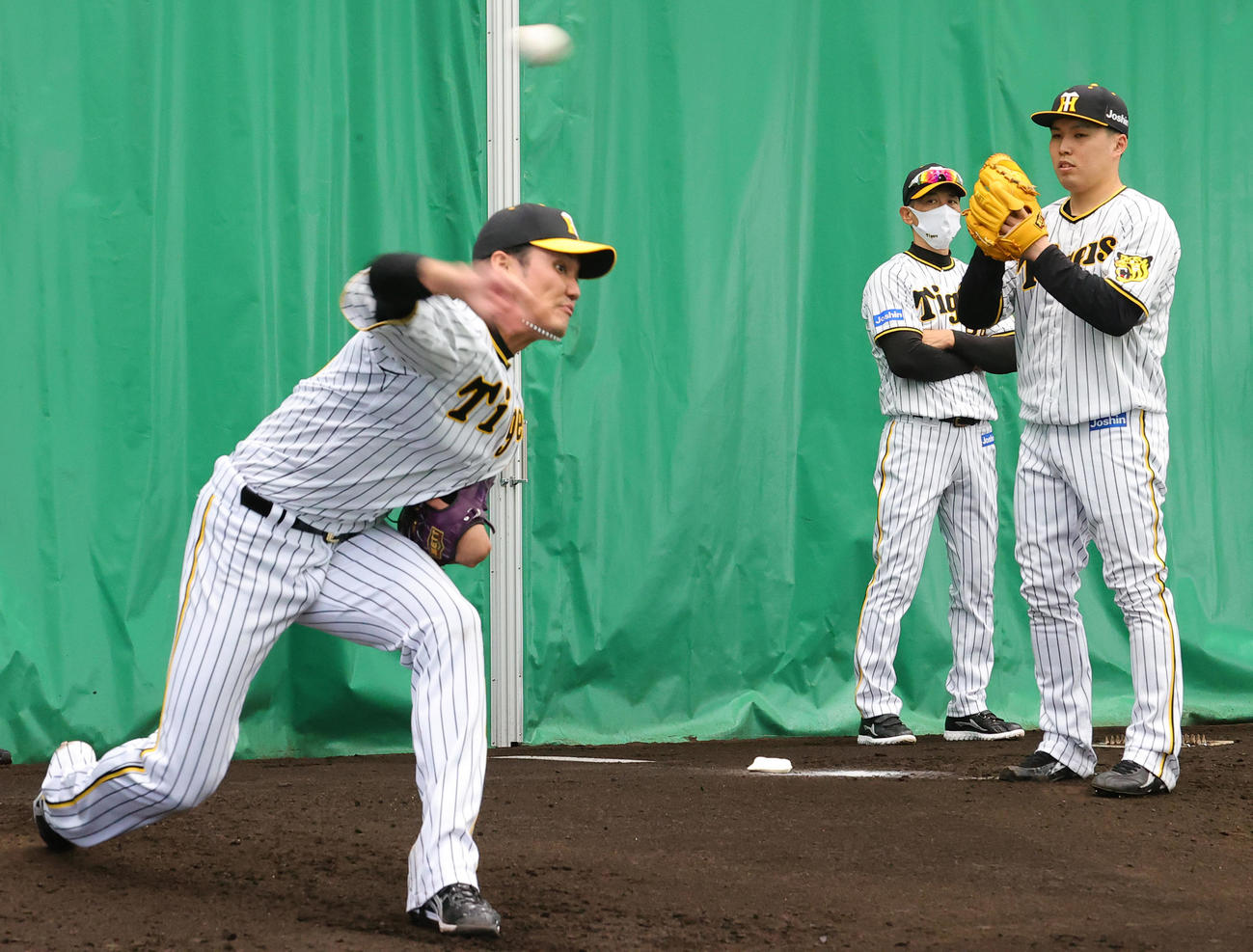 ブルペンで投げる藤浪（左）を見る矢野監督。右は馬場（撮影・上山淳一）
