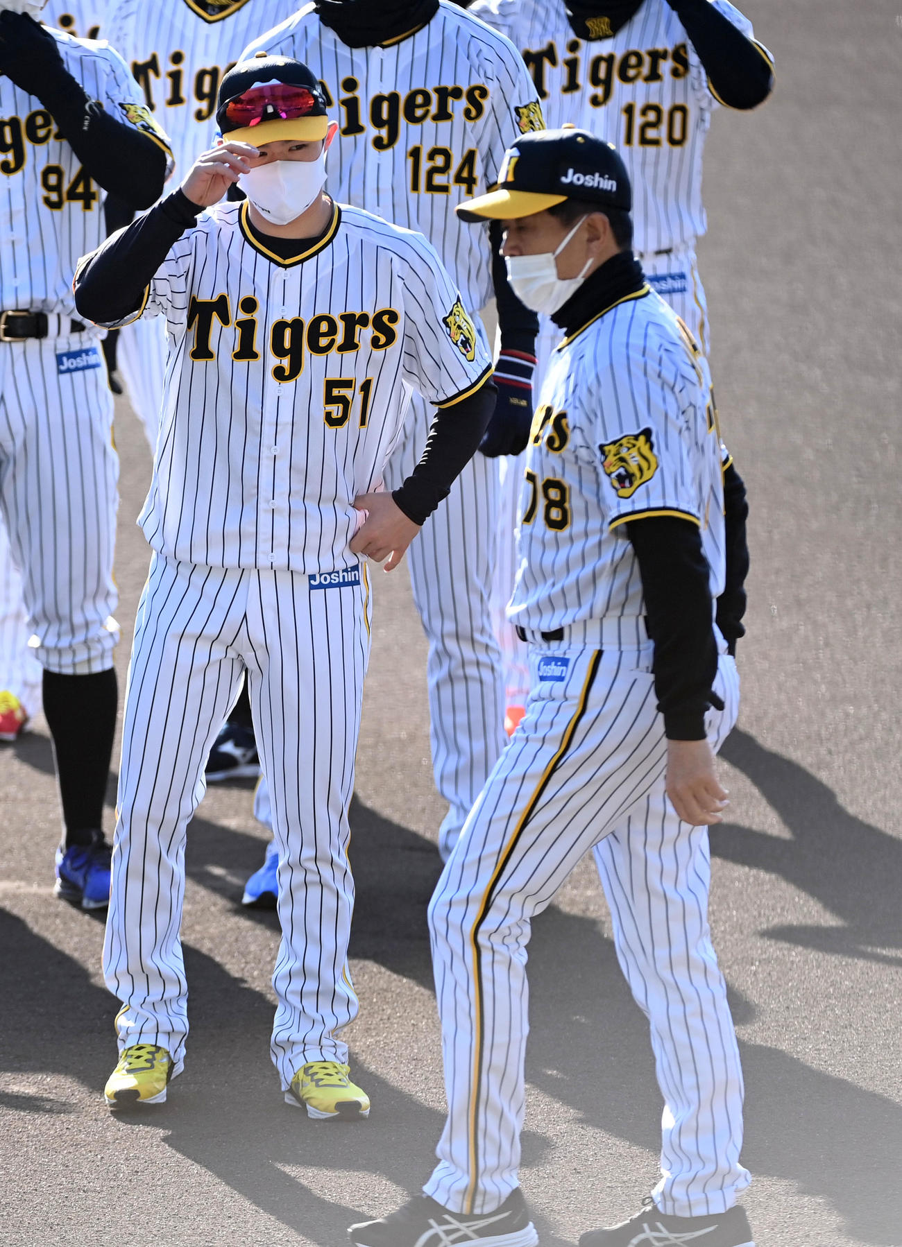 歓迎式典に臨む中野（左）。右は平田2軍監督（撮影・前岡正明）