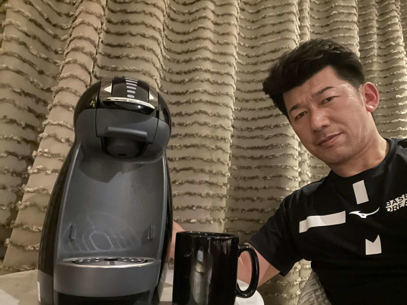キャンプ宿舎の自室にコーヒーメーカーを持参した三浦監督