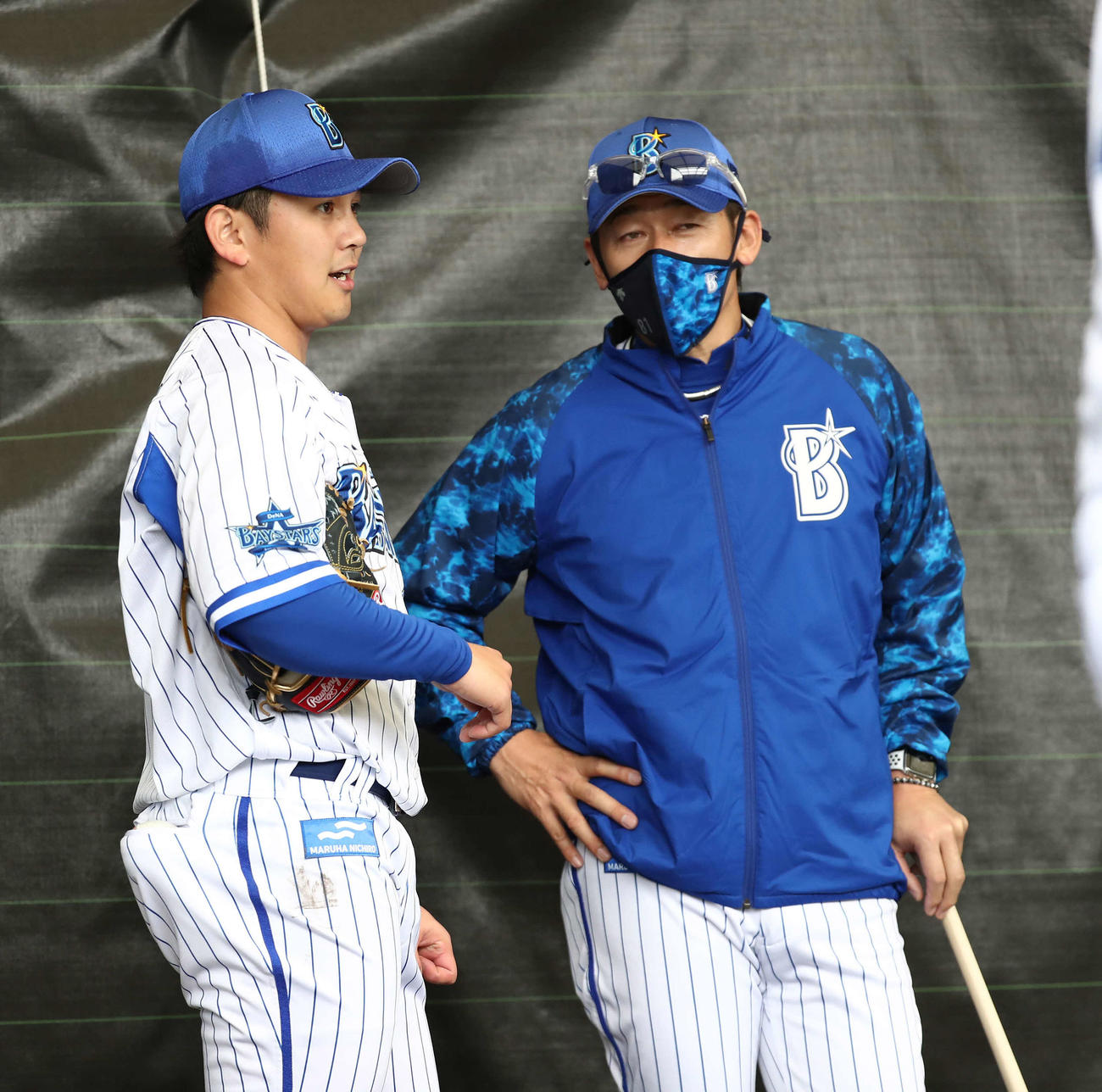 ブルペン投球を終えた山崎（左）は三浦監督に声を掛けられる（代表撮影）
