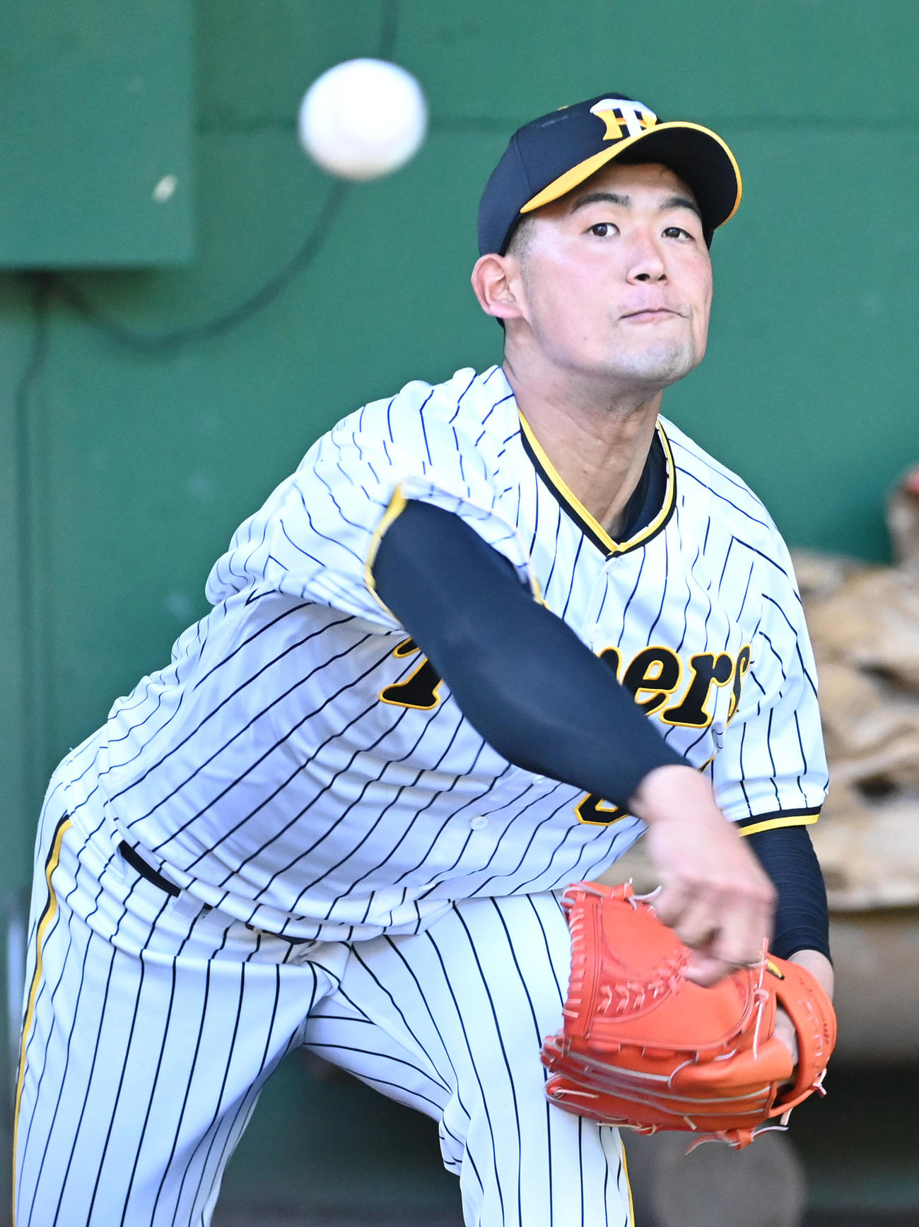 ブルペンで投球練習を行う岡留（撮影・前岡正明）