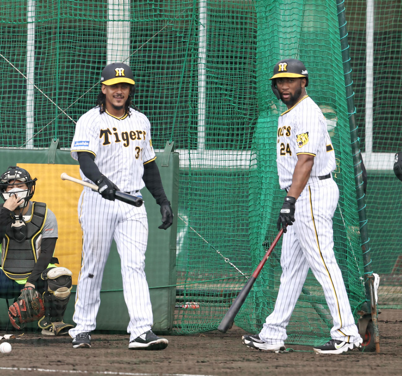 ランチ特打で宜野座1号を放ったマルテ。右はロハス（撮影・加藤哉）