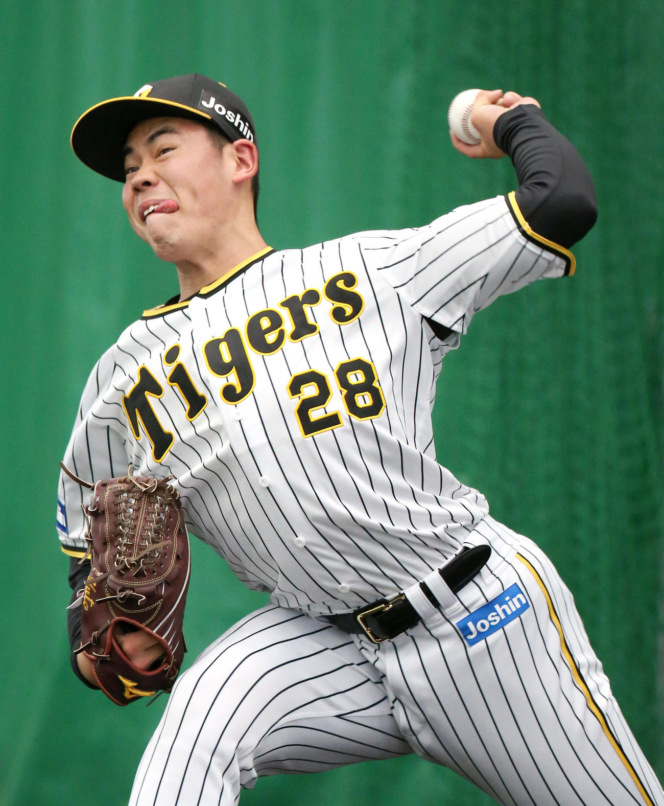 ブルペンで投球する鈴木（撮影・上山淳一）