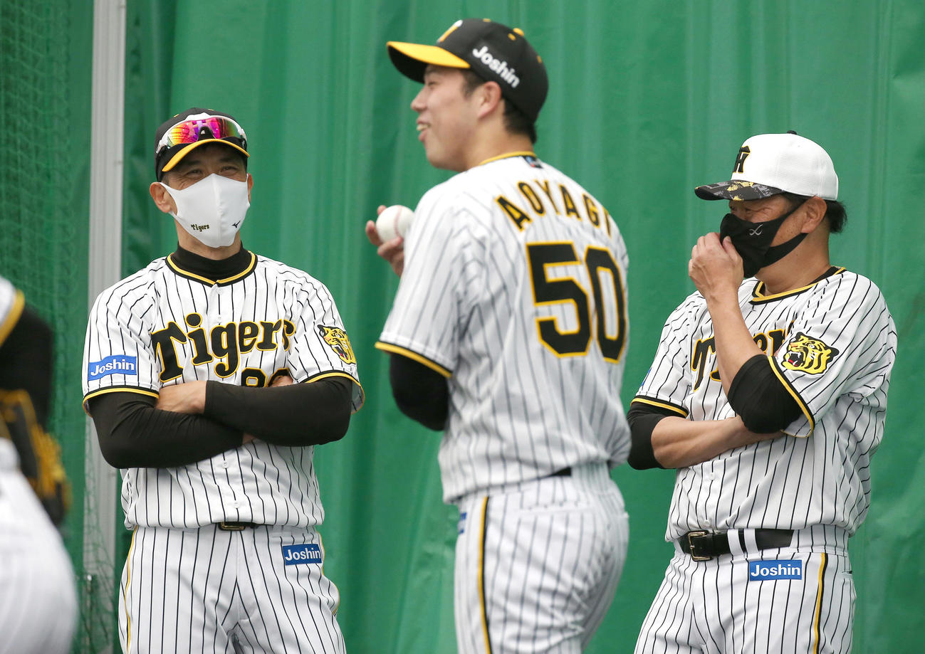 ブルペンで投球する青柳（手前）と笑顔で話す矢野監督（左）。右は福原投手コーチ（撮影・上山淳一）
