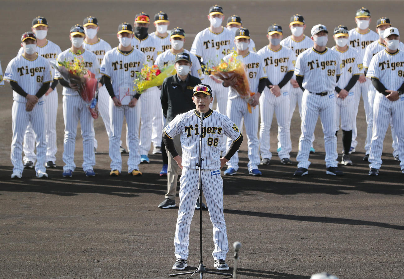 春季キャンプ初日、歓迎セレモニーでナインを背にあいさつする阪神矢野監督（撮影・前田充）