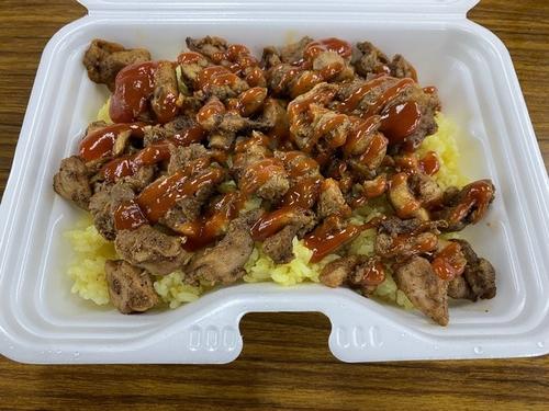 「ヤカビーチパーラー」さんの「ジャークチキンライス」